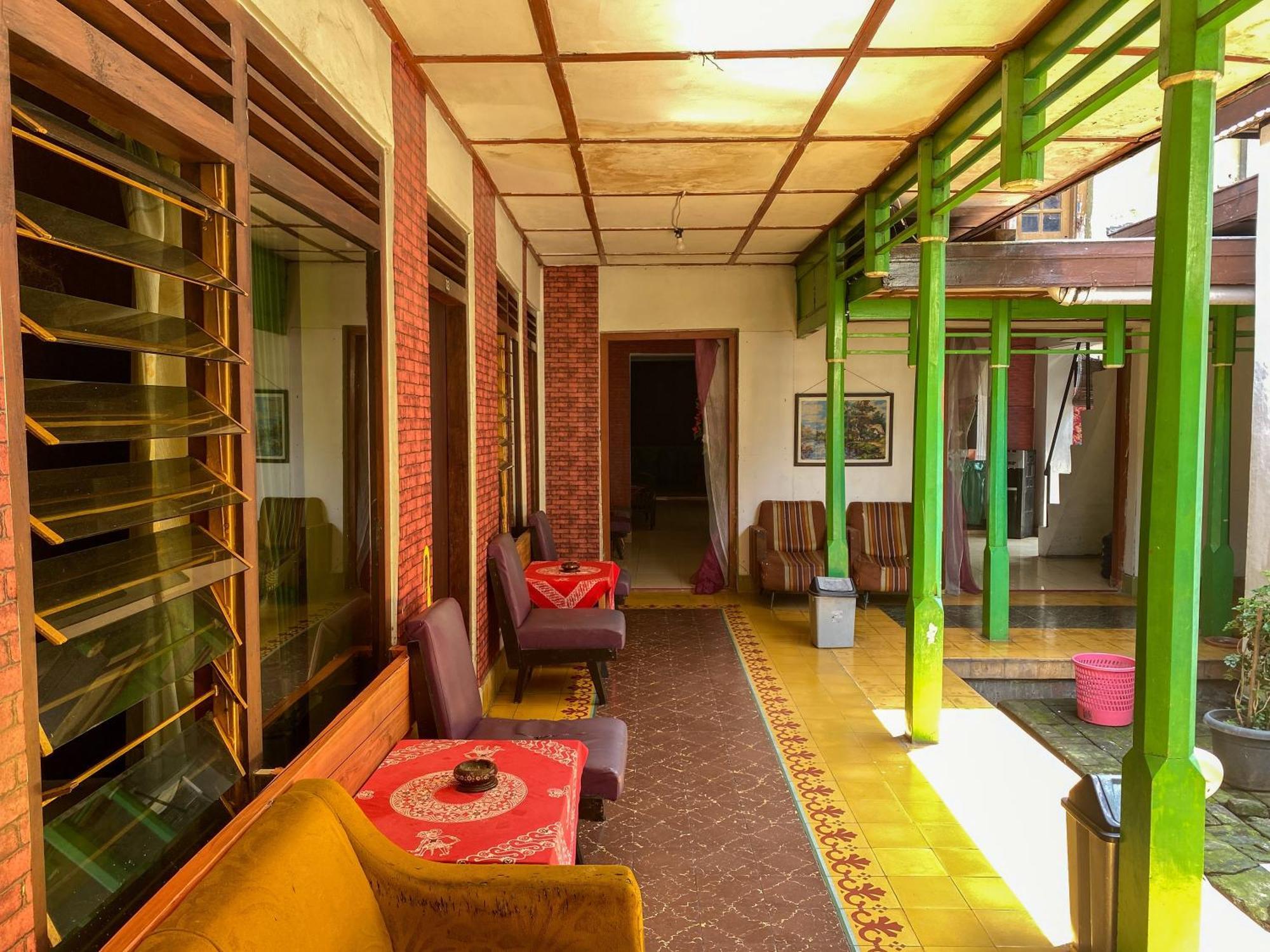 Parikesit Guest House Джокьякарта Экстерьер фото