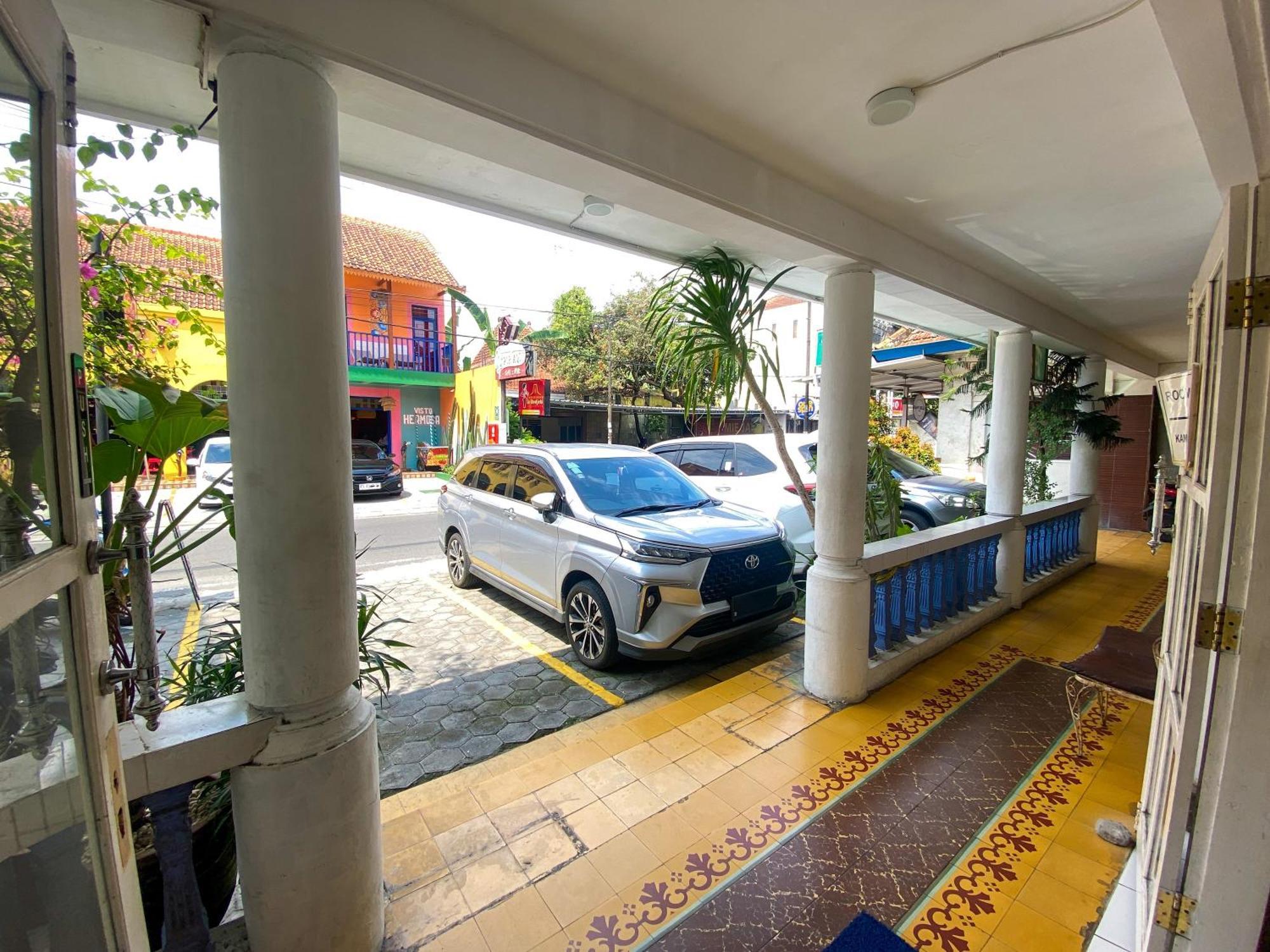 Parikesit Guest House Джокьякарта Экстерьер фото